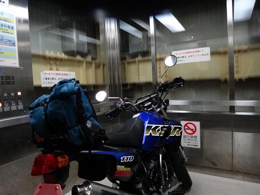 10　やっぱりエレベーターにバイクを乗せるとカッコイイ.JPG
