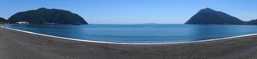 10　黒い砂浜は新鮮.JPG