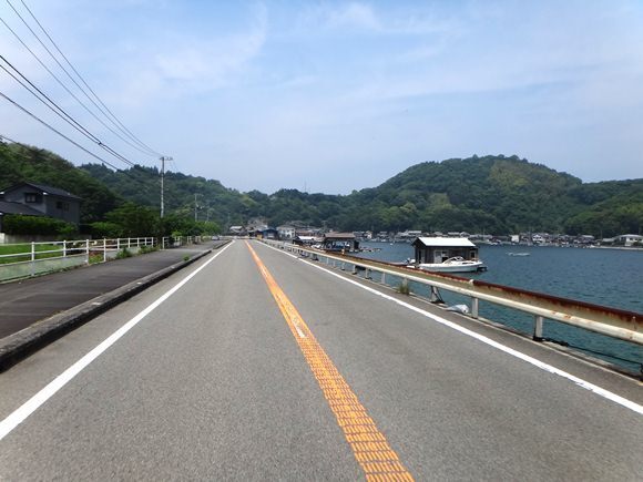 11　屋根付きのいかだがいっぱい.JPG