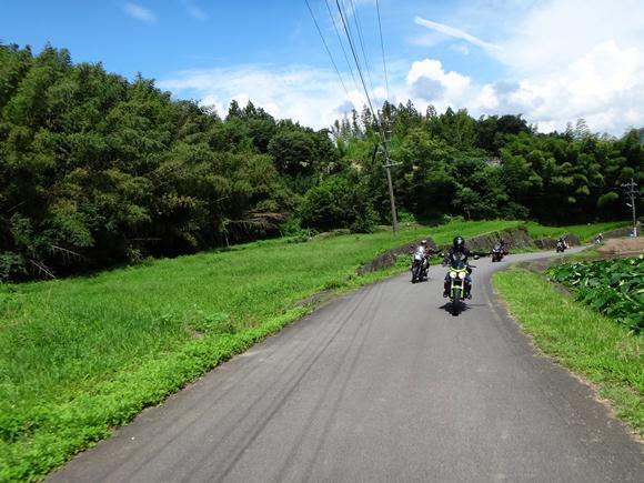 12　ハーレー引き連れて山道へ.JPG