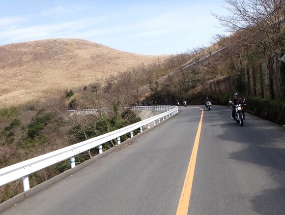 16　くだりなのでちびっ子バイクは速いぞ.JPG
