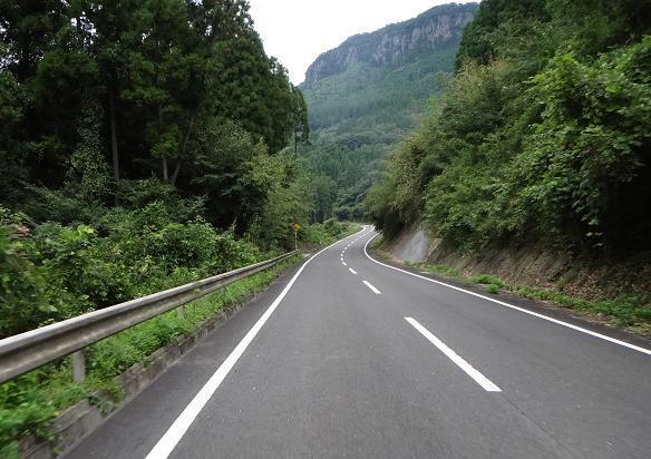 16　崖を見ながらはしる道.JPG