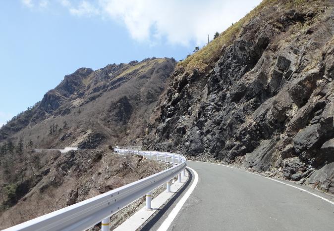 16　林道と言うより山岳道路だな.JPG