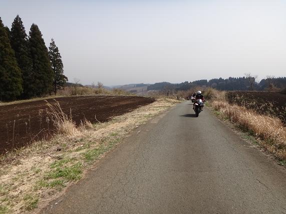 16　道は細いけど高原の風景が楽しい.JPG