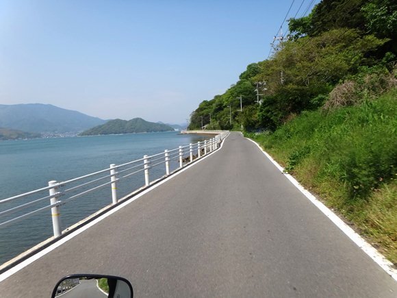18　まるで池のサイクリングロードみたいな道.JPG