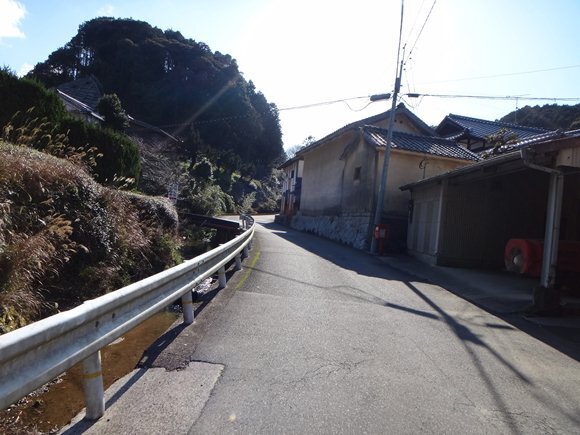 19　面白い道を探しています.JPG