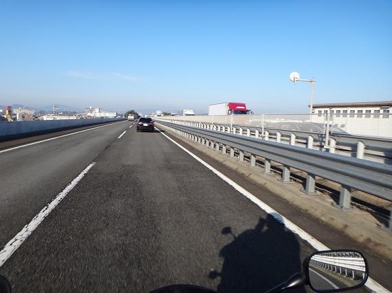1　反対車線は事故で通行止め.JPG