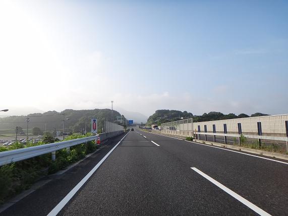 1　山沿いは霧です.JPG