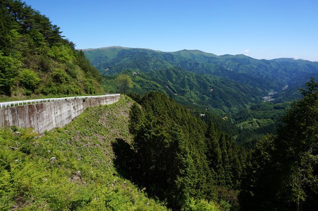 20　奥に見える山の稜線がカルストです.JPG