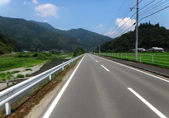 20　川ガキが遊ぶ川.JPG