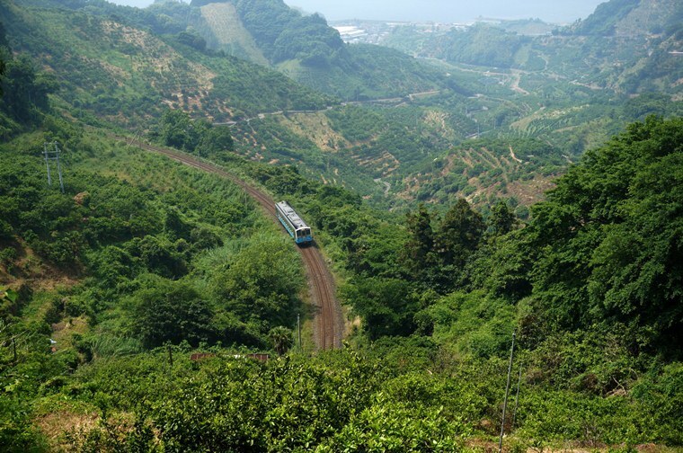 22　みかん畑に囲まれた絶景路線.JPG