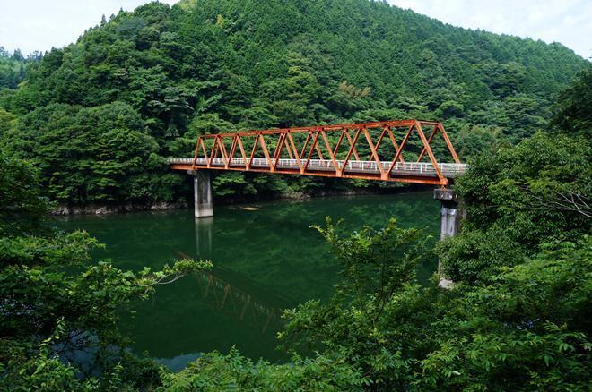 22　ダムに架かる通行止めの橋.JPG