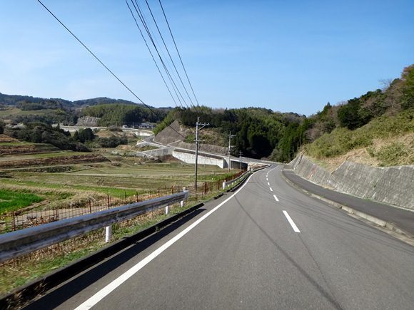 23　バイクだと楽しさ１０倍の道.JPG