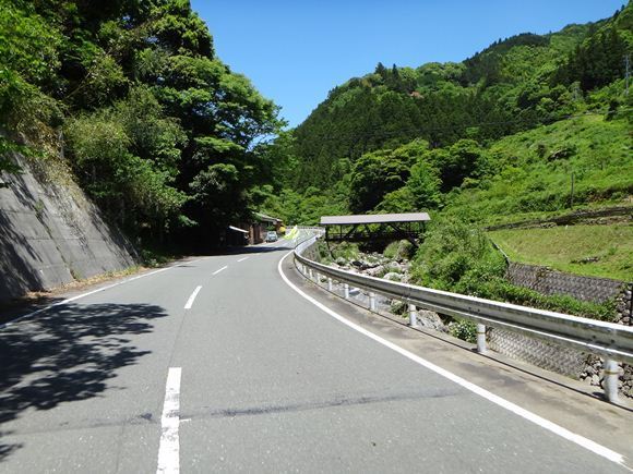 23　屋根があるのが当たり前のように普通に架かってる.JPG