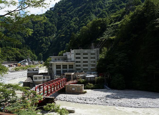 23　道が無いけど大きな発電所があります.JPG