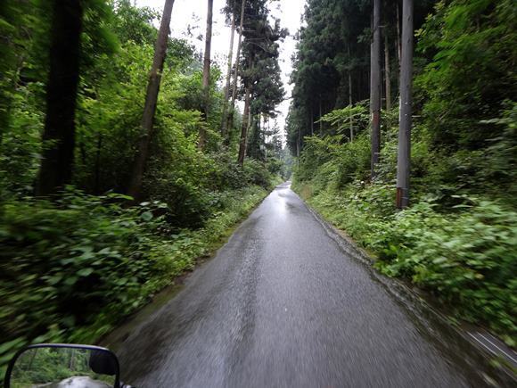 24　昨日までの雨で道路がビチョビチョ.JPG
