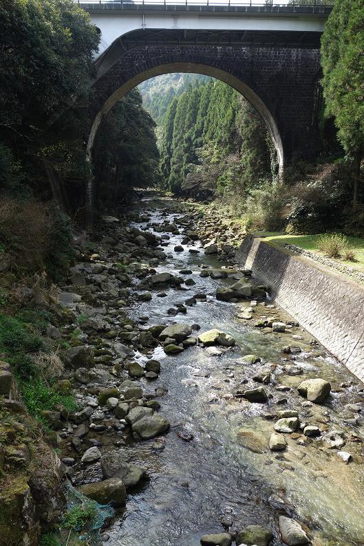 25　国道の横もでっかい石橋.JPG