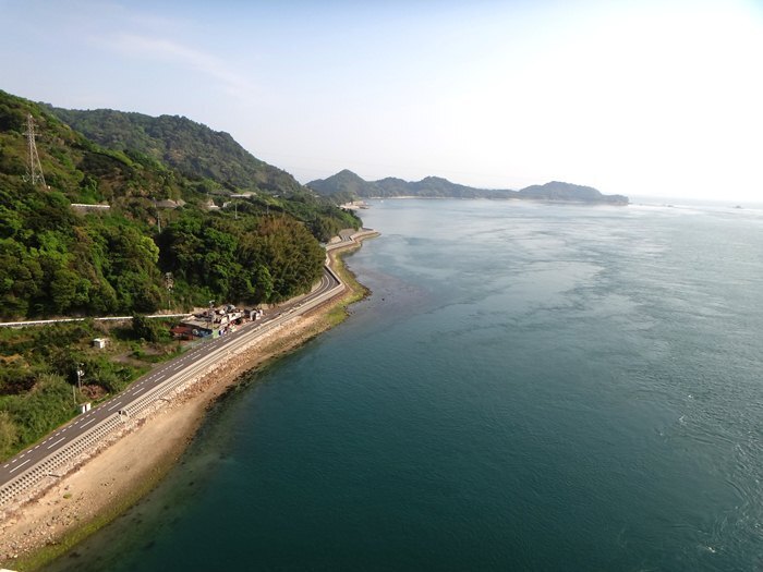 25　海岸線の道だけは綺麗に整備されています.JPG