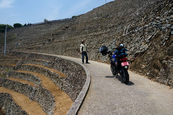 27　ちびっ子バイクで散策中.JPG