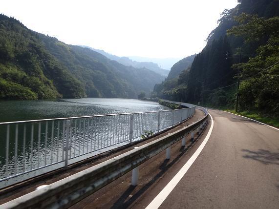 28　やっぱり国道より川沿いの道が面白い.JPG