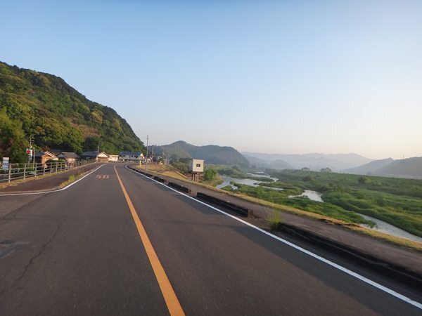 2　四万十川の土手を行く.JPG