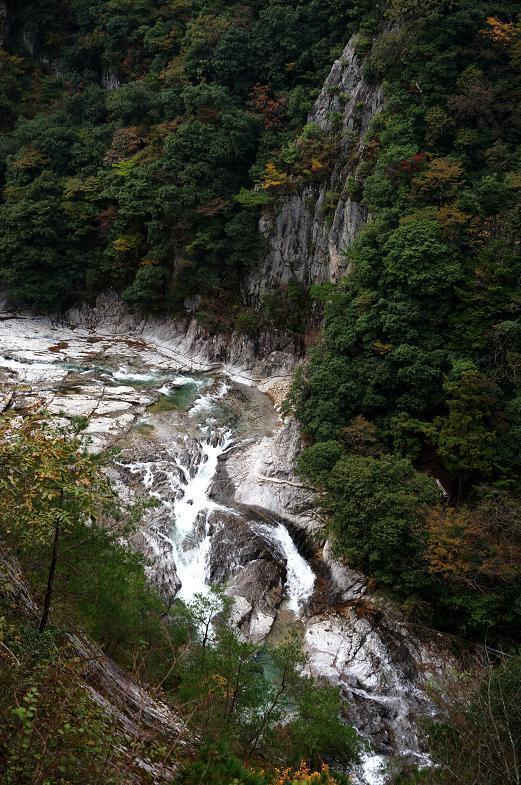 2　綺麗な渓流だけど紅葉はもうちょっと.JPG