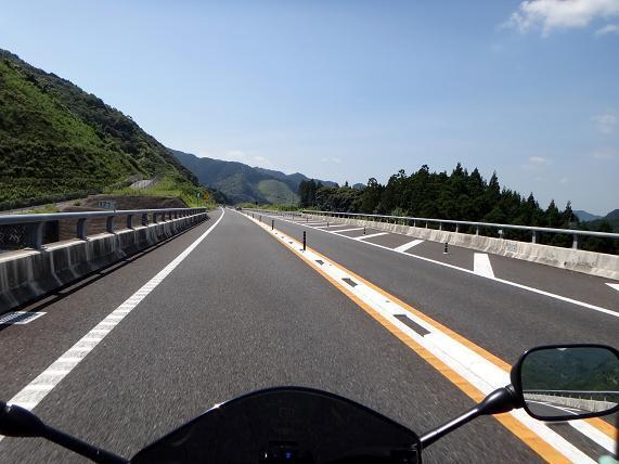 3　対面交通だけどこの交通量.JPG