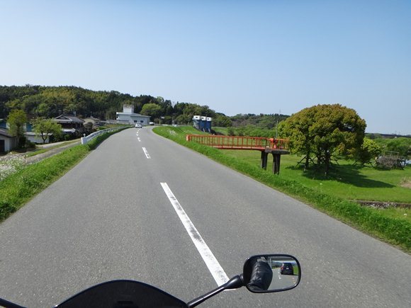 3　川沿いの道って大好き.JPG