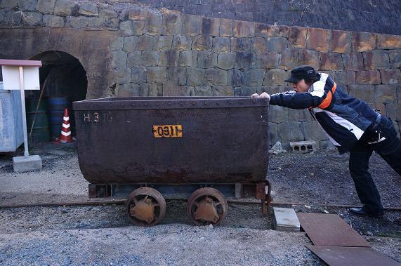 42　炭車だって押します.JPG