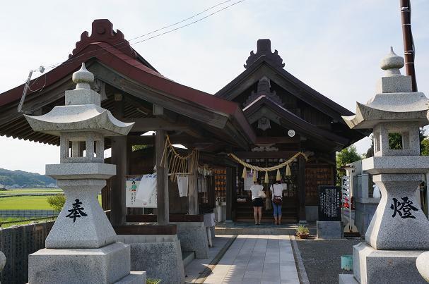 46　マイナーな神社なのに女の子が２人.JPG