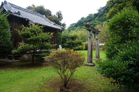 51　市街地のはずれにある神社.JPG