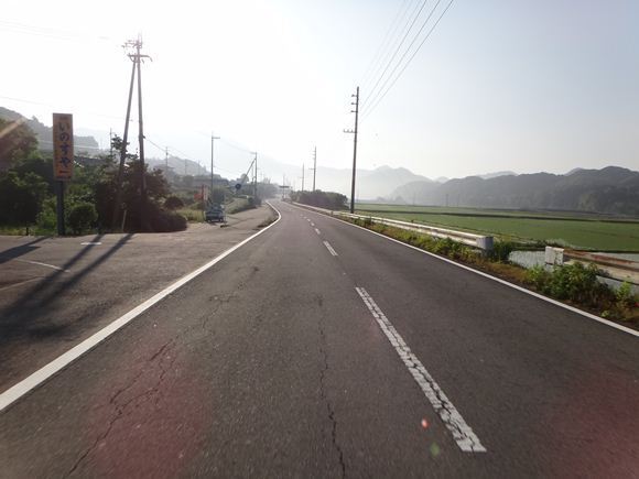 5　朝日を浴びる田舎道.JPG