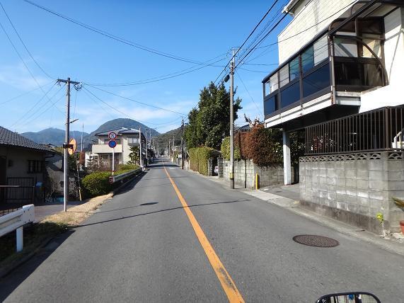 6　山に向かってずっと登りです.JPG