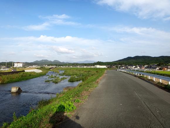 犬鳴川の土手.JPG