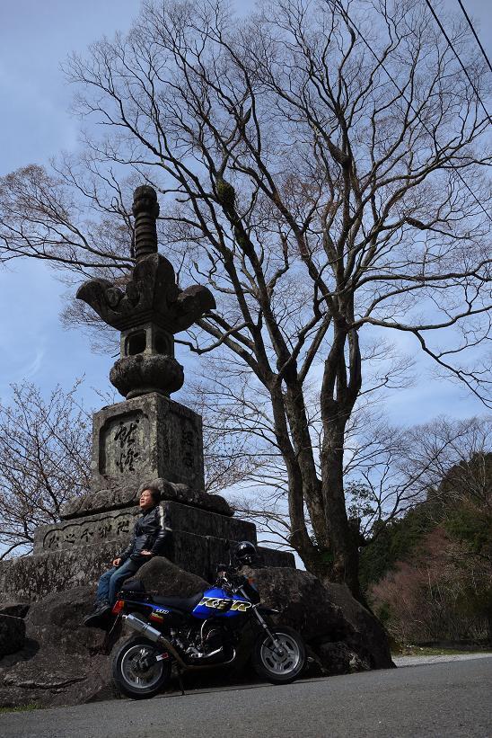 石灯篭の大きさはわたしと比べてね.JPG